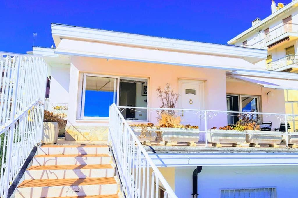 Appartamento Attico sul mare a Sanremo Esterno foto